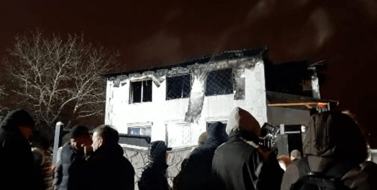 Соседи сгоревшего в Харькове дома престарелых: "До этого дом сдавали порностудии, старики жили здесь год"