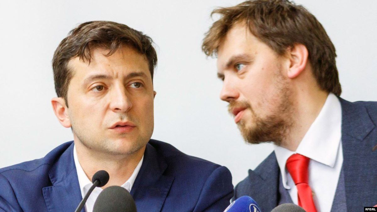СМИ: "Леша – это гиря", - почему Зеленский начал искать замену Гончаруку