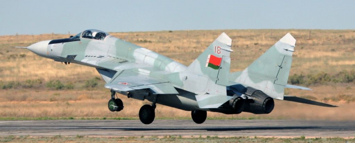 Приезд боевиков в Беларусь: Минск вслед за военными сборами объявил учения войск ВВС и ПВО