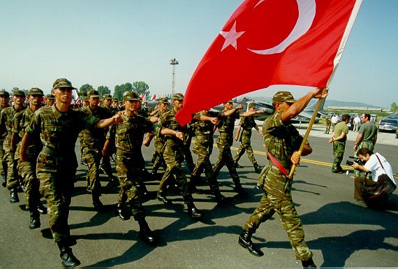 Турция направляет войска к границе с Сирией