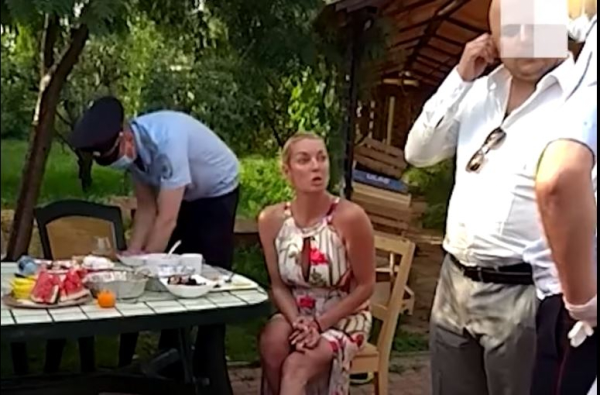 Пьяная Волочкова обматерила полицию и чиновников за выписанный штраф: "Вы кто вообще? Ч*о последнее" 