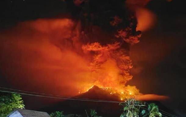 В Индонезии "прорвало" вулкан на огромную высоту, сотни людей эвакуируют из опасной зоны – Reuters