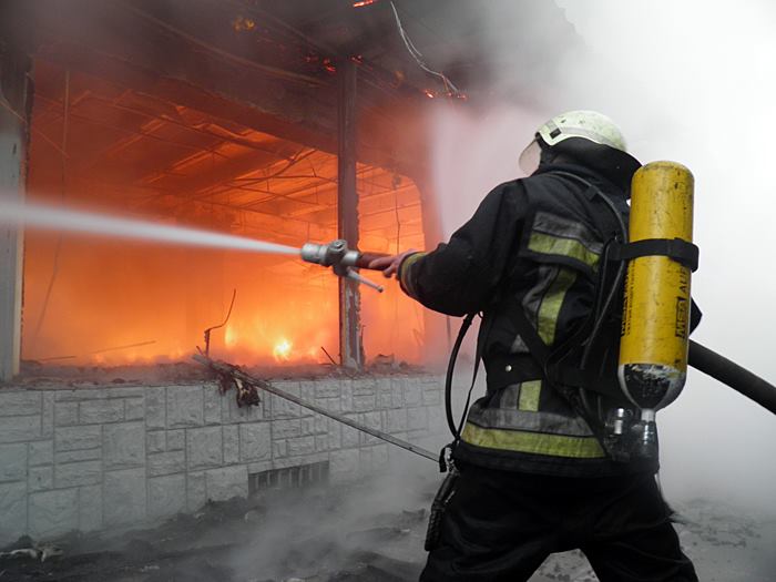 Пожар на рынке в Волновахе: полностью выгорели десятки торговых павильонов