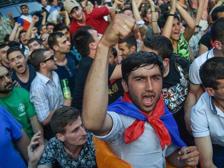 СМИ: Кремль обеспокоен протестами в Ереване и боится украинского сценария