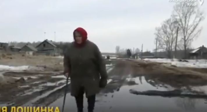 Все голосовали за Путина: как живет "убитая" деревня в РФ, куда хлеб привозят раз в неделю, а воду - раз в 15 дней