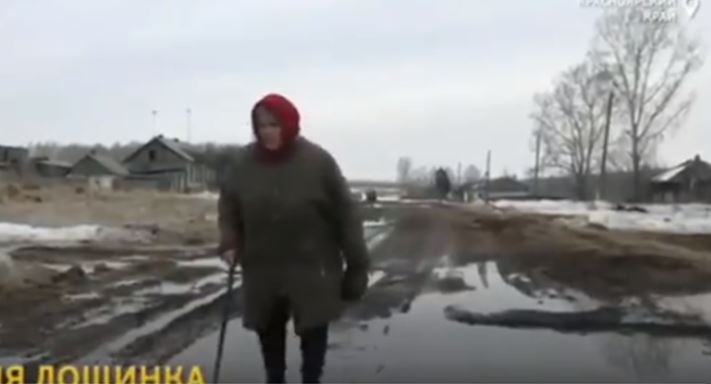 Все голосовали за Путина: как живет "убитая" деревня в РФ, куда хлеб привозят раз в неделю, а воду - раз в 15 дней