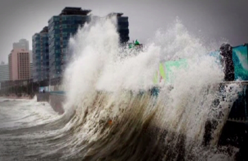 Более 30 человек травмированы из-за бушующего тайфуна "Вонфон" в Японии