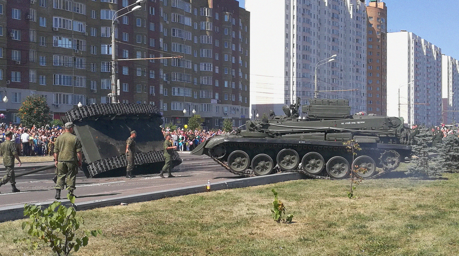 Что-то пошло не так: в Курске после парада легендарный советский танк "Т-34" эпично свалился на бок – кадры 