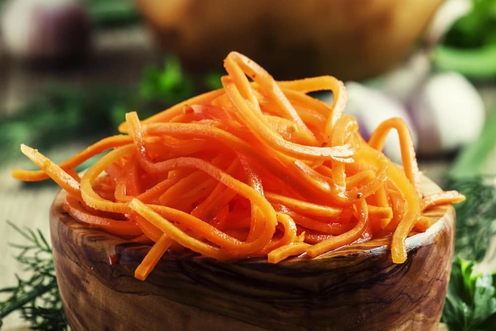 Просто пальчики оближешь: как быстро приготовить вкусную морковь по-корейски – пошаговый рецепт