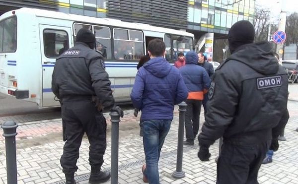 ​Таджики бунтуют: в Москве ОМОН пытается разогнать массовые беспорядки, устроенные мигрантами, арестованы уже более 100 человек - появились первые кадры