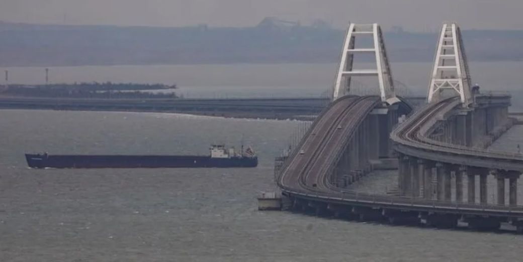СМИ сообщают про ракетную атаку на Крымский мост: движение перекрыто в обе стороны 