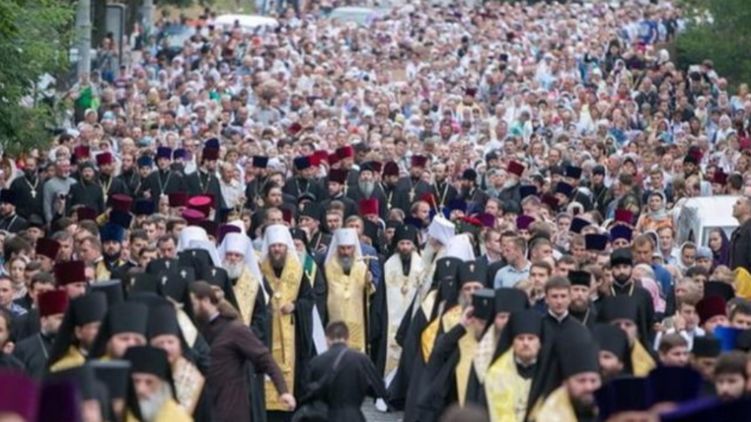 Тысячи верующих украинцев пройдут по улицам Киева со священниками УПЦ: прямая видеотрансляция Крестного хода