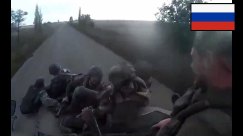 Броневик с российскими военными на крыше перевернулся на полном ходу, слышны крики раненых