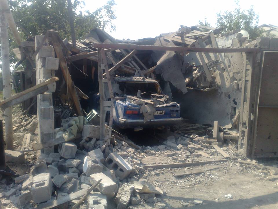 Обстрел Донецка: уничтоженные дома, машины, разорванный газопровод