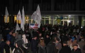 “Оппоблок” в Кривом Роге свозит на митинг в поддержку Вилкула рабочих и студентов. Перед мэрией стоят палатки, - Семенченко