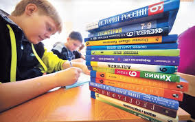 В школы Донецка завезли российские учебники