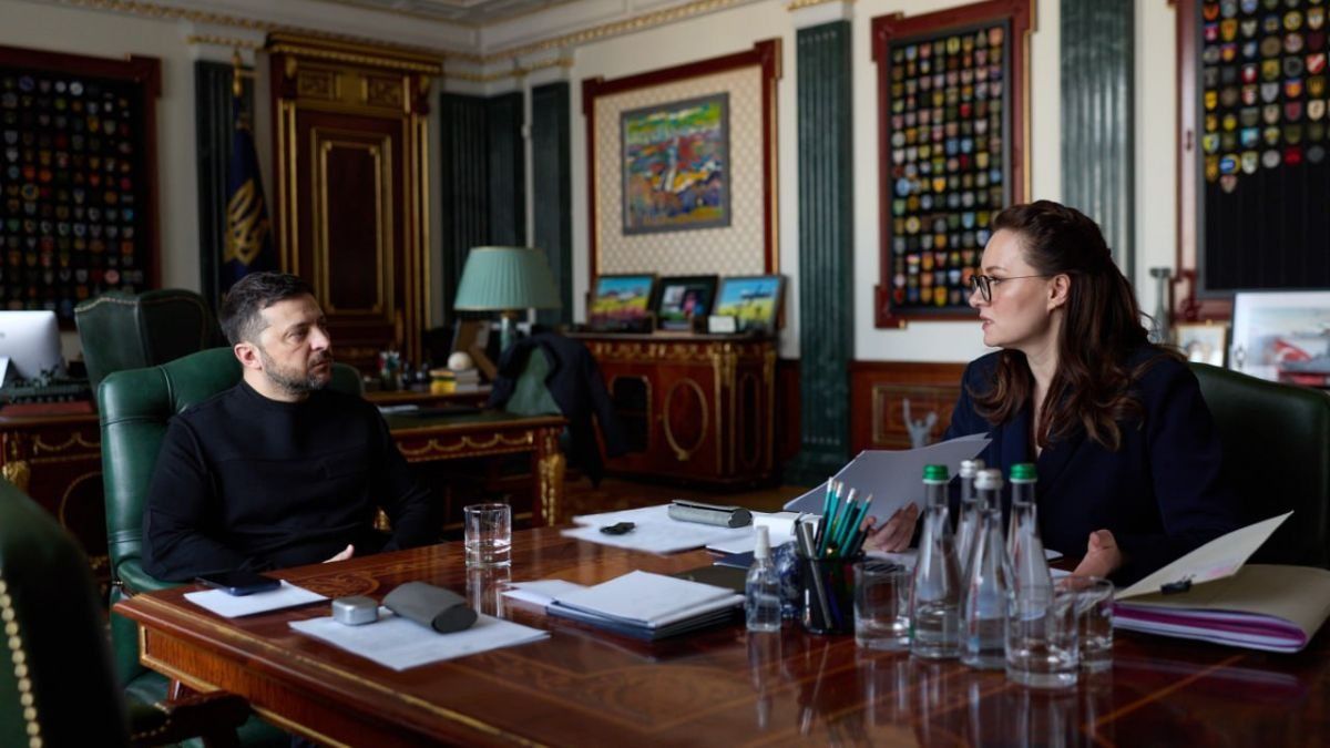 Зеленский поручил подготовить программы поддержки украинцев: доплаты пенсионерам и кэшбек на топливо