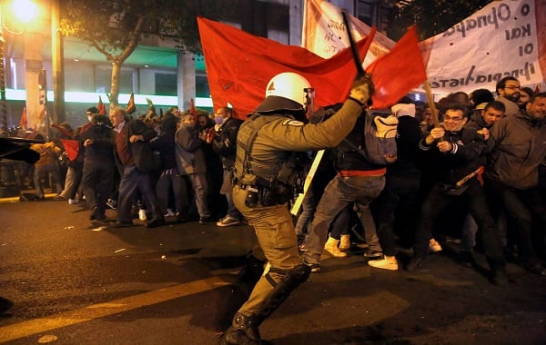 Горячие "коктейли" для Барака. В Афинах провокаторы, протестующие против визита Обамы, пошли в атаку на посольство США – полиция применила газ