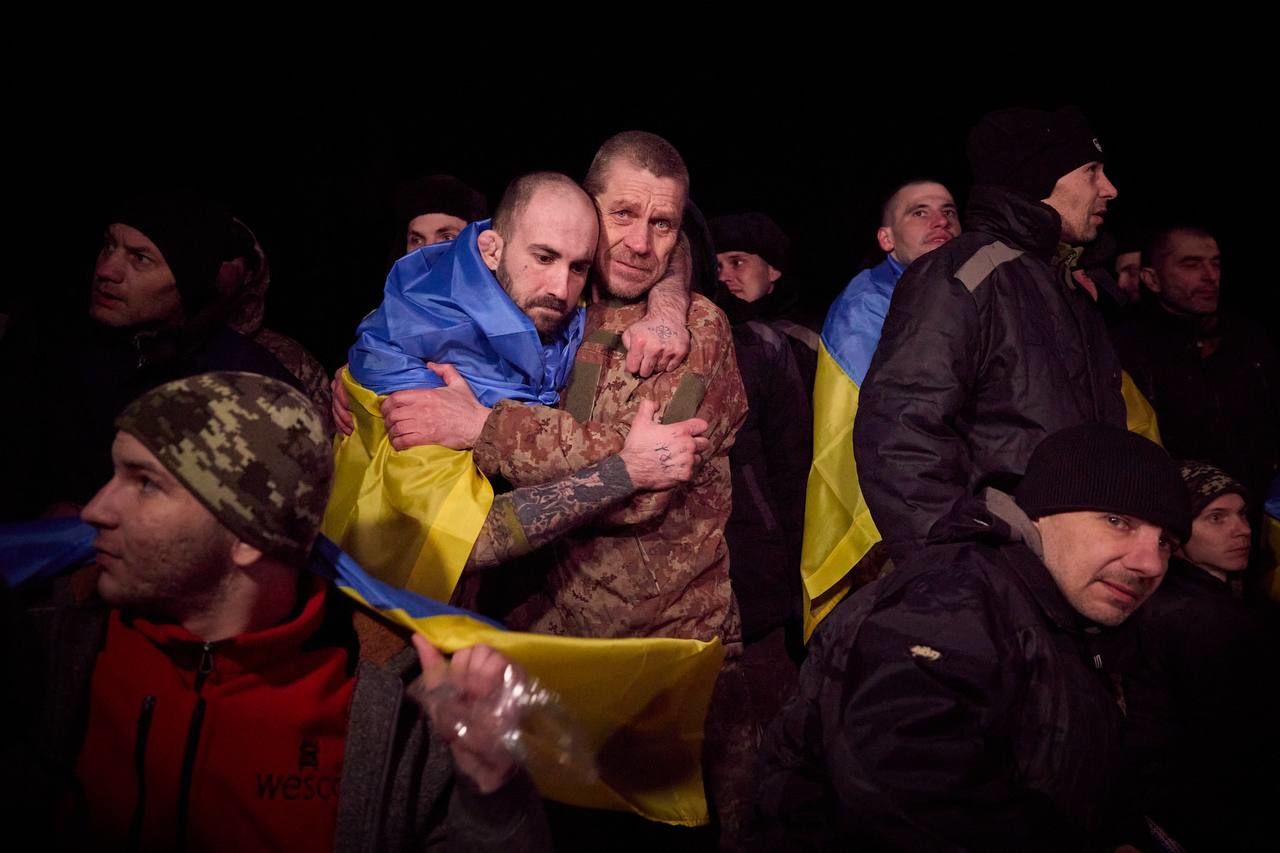 ​"Наши дома", - из плена РФ освобождены более 200 военных и гражданских, Зеленский показал кадры