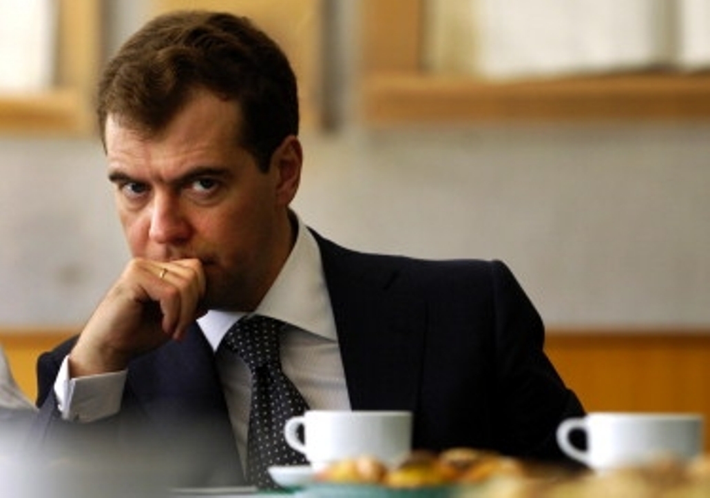 Медведев назвал деньги МВФ для Украины "организацией масштабного воровства"