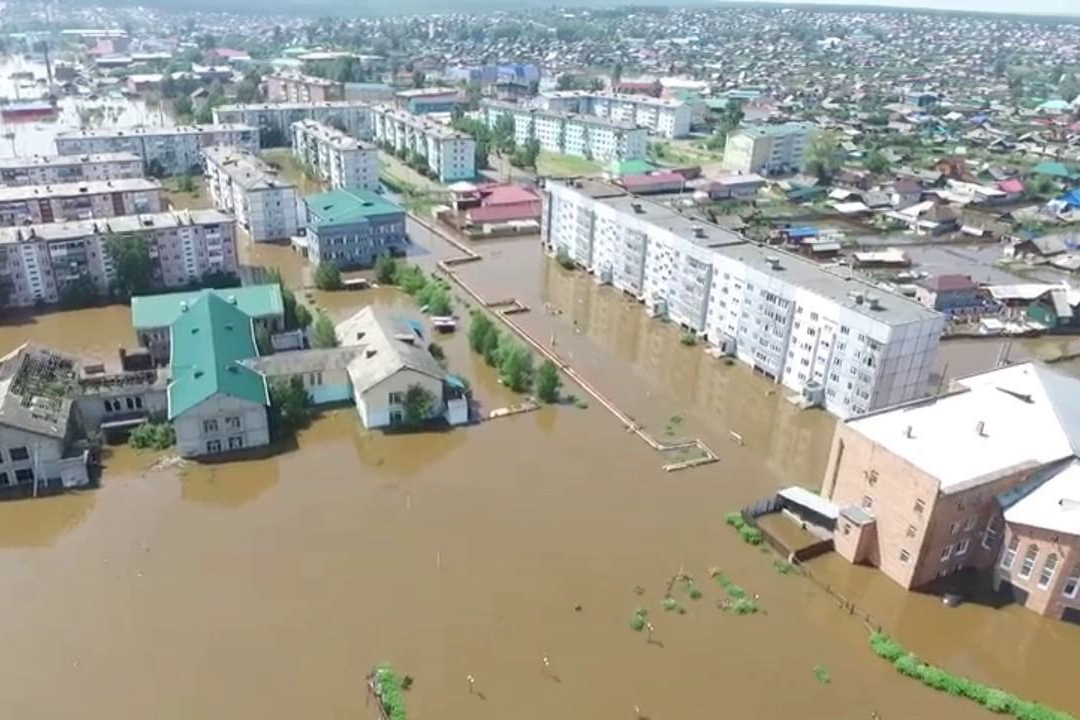 ​"Кладбище домов" и чудом выживший хряк: апокалиптические кадры ушедшего под воду Тулуна