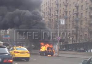 В центре Москвы у здания МИДа пламя уничтожило иномарку