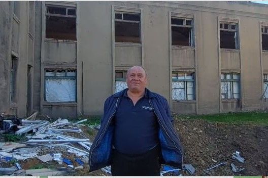 ​"Если ты мужик, воюй с армией", - азербайджанец на фоне разбомбленной школы в Торецке обратился к Путину