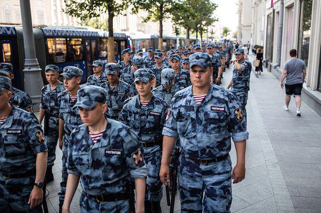 Силовики Путина начали "давить" бунт в Москве: ОМОН "винтит" прохожих и грузит в автозаки - все вот-вот рванет