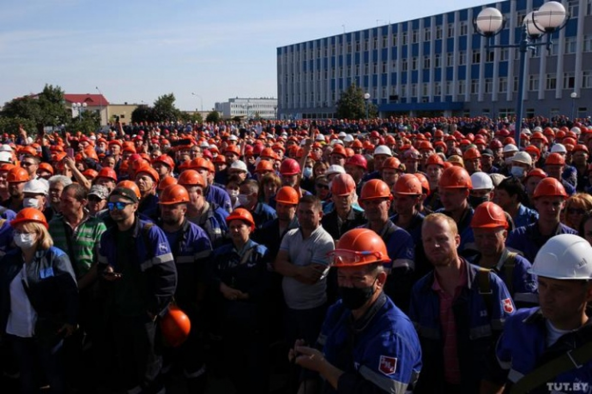 В Беларуси начался шестой день протестов: бастует метро и заводы, на улицах тысячи людей