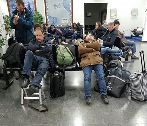 Пропагандисты из сломанного самолета Ил-96-300, летевшего на саммит АТЭС, жалуются, что не могут попасть на улицу Лиссабона и сидят взаперти в аэропорту