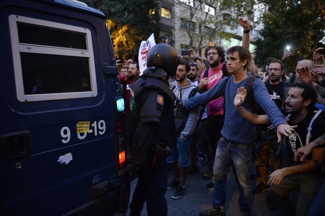 Референдум в Каталонии: представители сепаратистов сообщили о нескольких сотнях жертв стычек с полицейскими