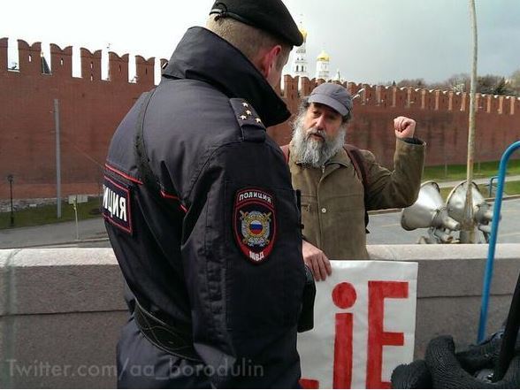 В самом центре Москвы арестовали женщину с антипутинским плакатом 