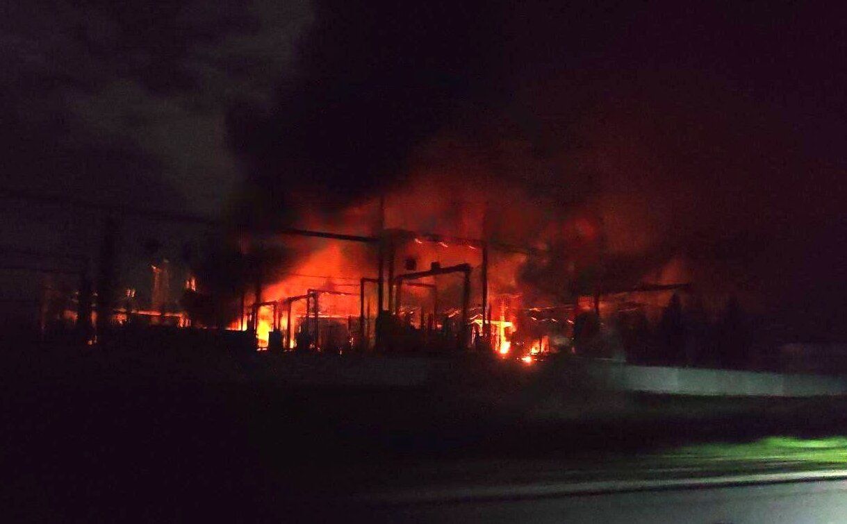 Дроны атаковали подстанцию в Брянске – в Сети показали эпичный взрыв