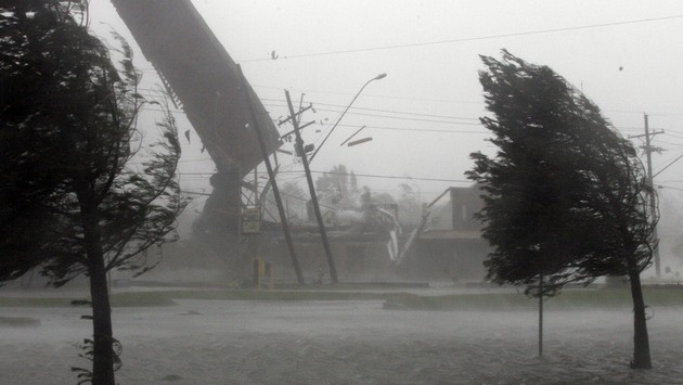 В Украину ворвался мощнейший ураган: первыми под удар стихии попали жители западных регионов - эти кадры ужасают, как и прогнозы синоптиков