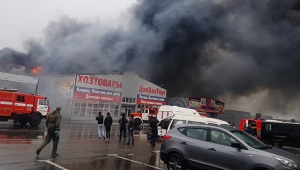 В Ростове снова масштабный пожар: на этот раз огнем охвачен рынок "Атлант". Весь район заволокло едким дымом - кадры