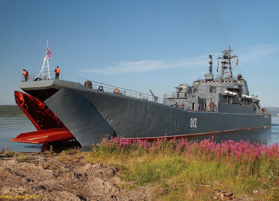 После атаки в Новороссийске корабль ВМФ РФ "Оленегорский горняк" вдруг накренился: его могли подбить