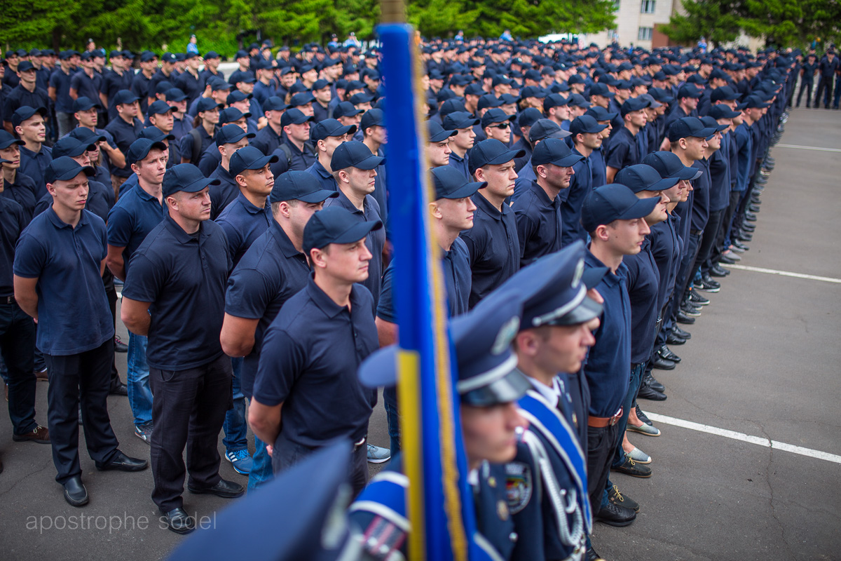 В Киеве торжественно выпустили патрульных полицейских: сертификаты получили 2 тыс человек