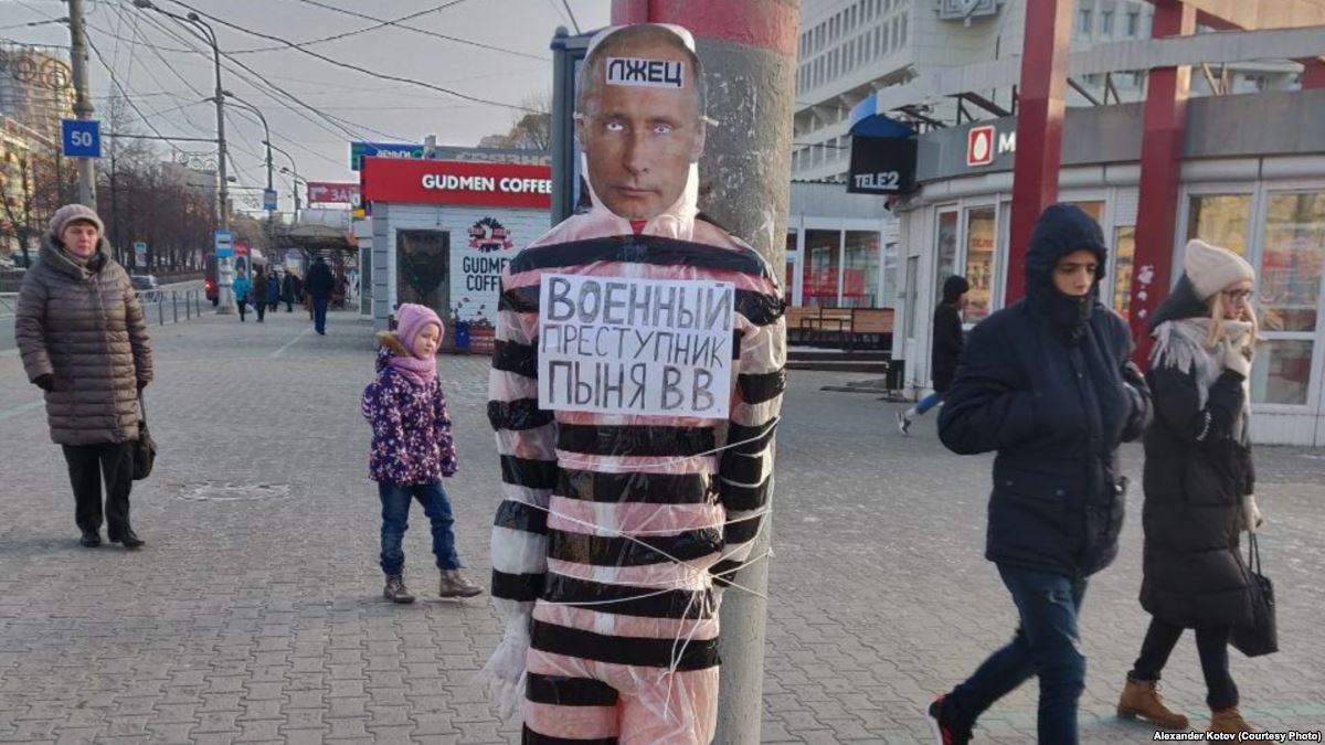 Жителю РФ угрожает семь лет тюрьмы за установку чучела Путина на городской площади в Перми