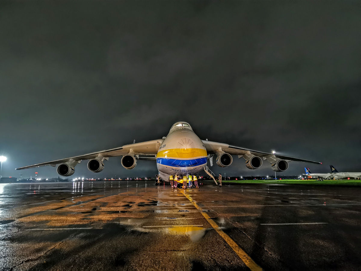 Пилот самого большого в мире самолета "Мрия" показал кадры посадки при нулевой видимости