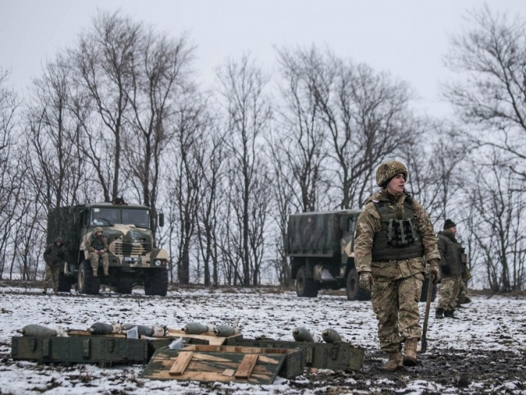 Двое украинских бойцов получили ранения на Донбассе:  террористы "гатят" из орудий, запрещенных Минском