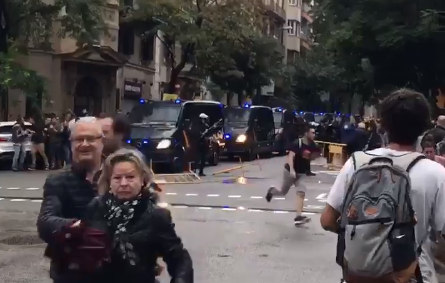 Крики на улицах и окровавленные люди: полицейские открыли огонь  по участникам референдума в Каталонии - кадры