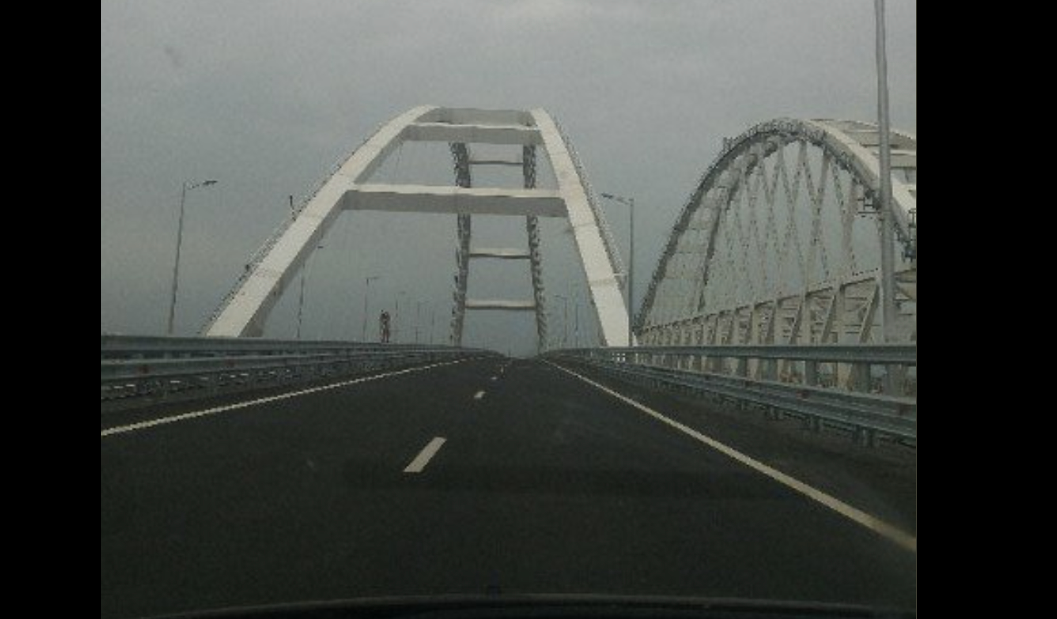 В Сети смеются над пустым мостом в Крым: опубликованы фото полного отсутствия машин