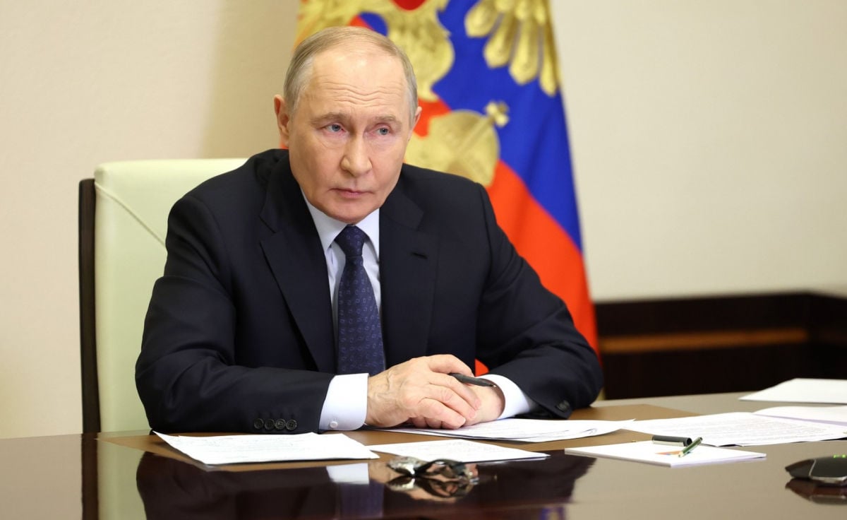 Путин приказал временно остановить боевые действия на всех направлениях в войне с Украиной