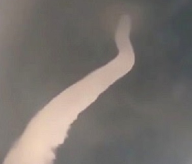 Японец снял "змею в небе": в Сети показали кадры со странным облаком, а метеорологи объяснили, что именно попало на видео