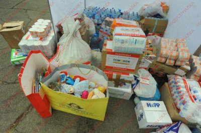 В Мариуполе волонтеры разгружают гуманитарный груз Ахметова