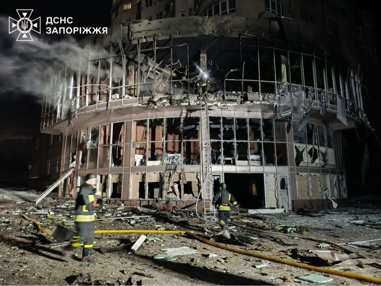 Армия РФ нанесла один из самых сильных ударов дронами по Запорожью – разрушен ТЦ, много пострадавших