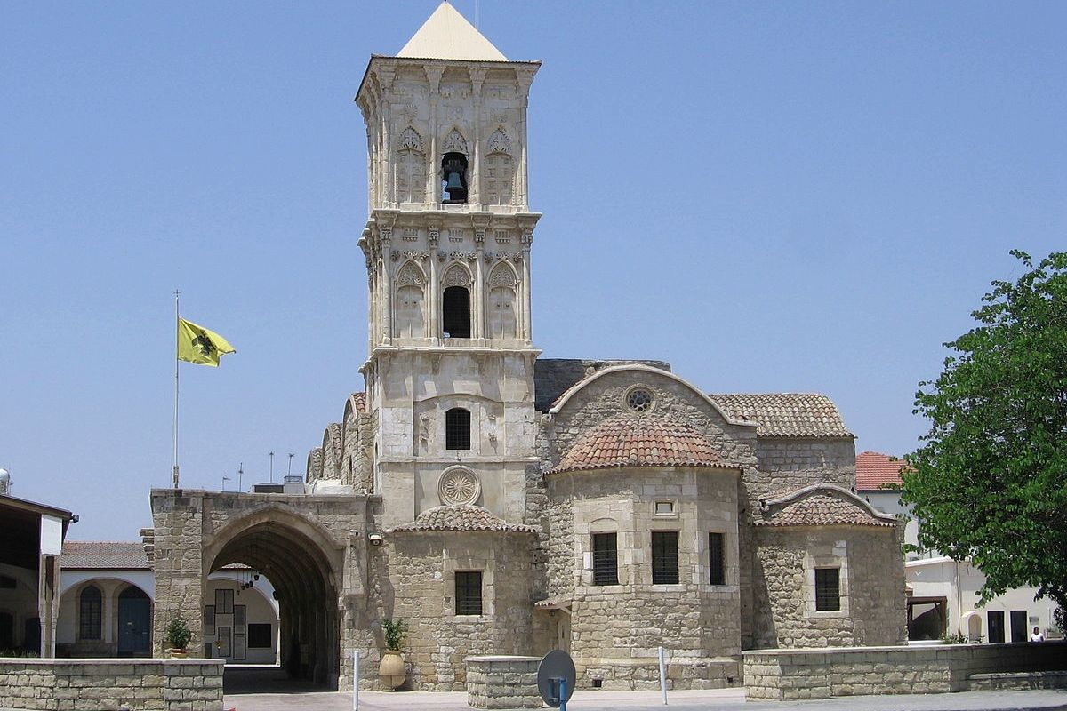 Российская туристка на Кипре застряла в саркофаге святого Лазаря