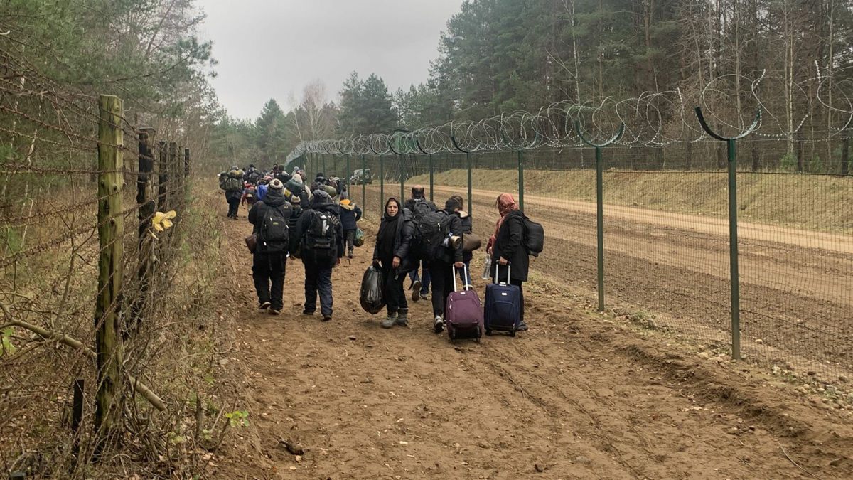 ​СМИ: около 200 беженцев прорвались в Польшу – опубликованы кадры с границы