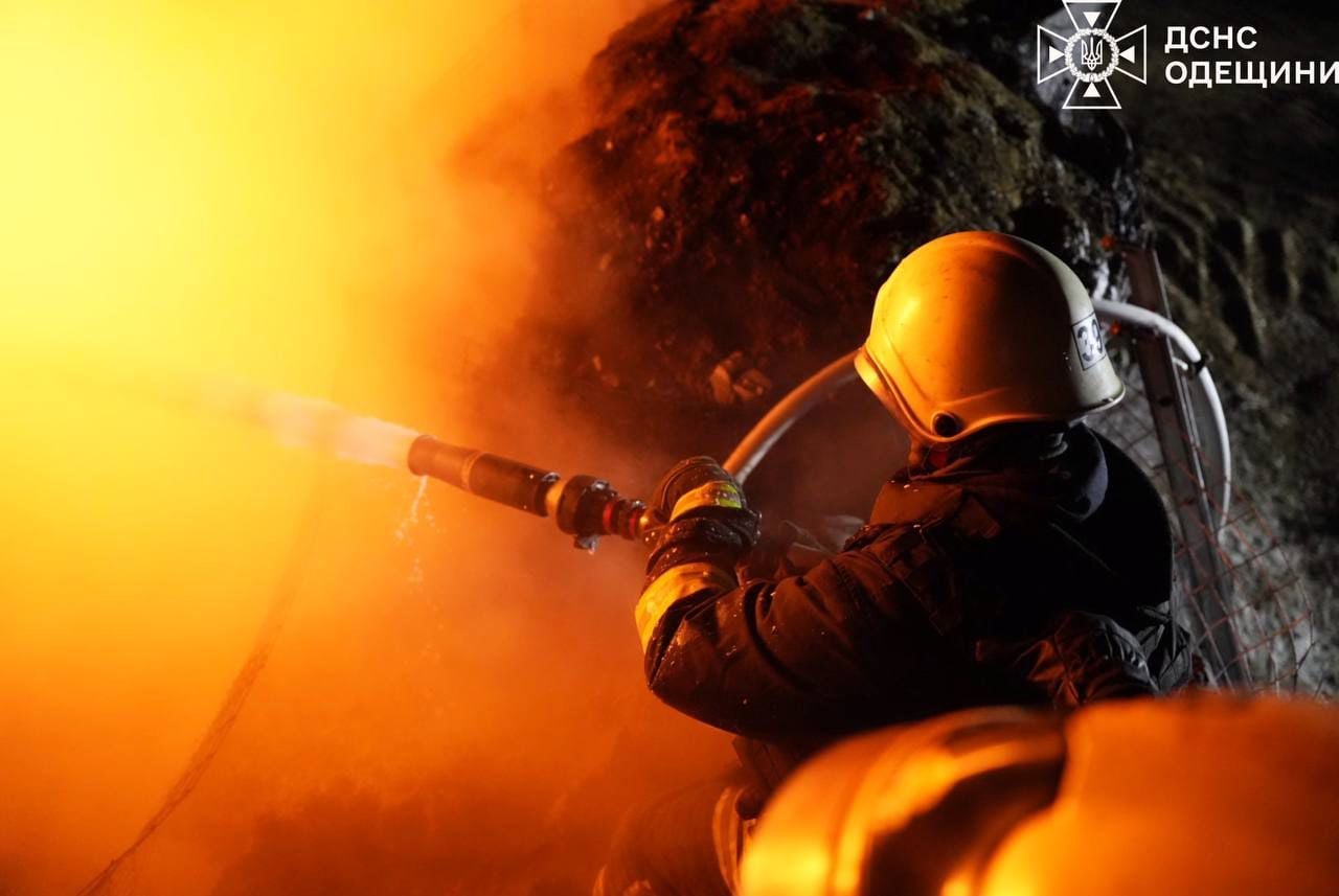 Армия РФ ударила по инфраструктуре Одессы – ГСЧС показалоа видео ликвидации последствий