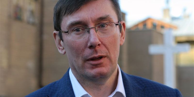 Курс на Гаагу: Луценко отправился в Международный уголовный суд на переговоры по преступлениям на Майдане